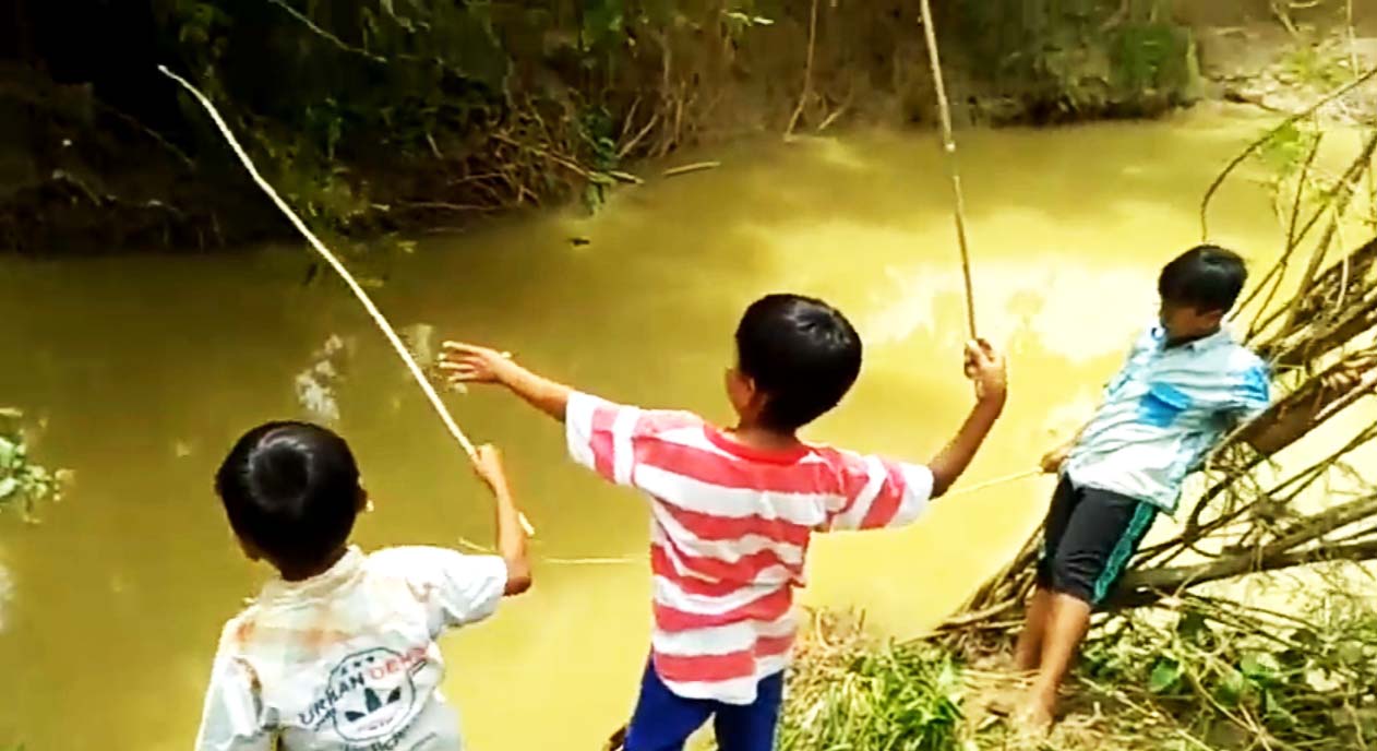 Anak-anak memancing di Madura. Kala lingkungan rusak, kala air, udara tercemar, maka akan-anak paling berisiko terdampak. Hak-hak mereka mendapatkan lingkungan hidup yang sehat dan bersih tak bisa terpenuhi.Foto: Gafur Abdullah/ Mongabay Indonesia