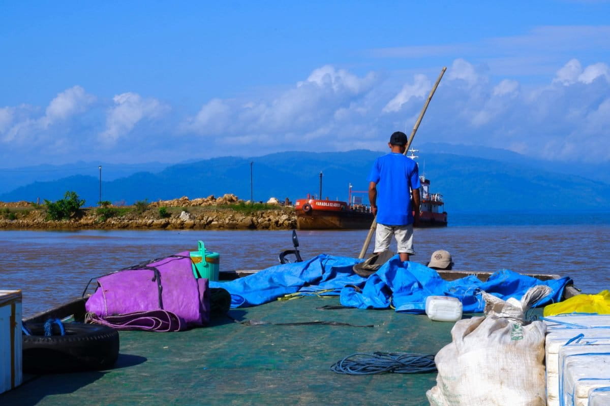 Dermaga warga berhadapam pelabuhan pelabuhan perusahaan. Foto: Eko Rusdianto/ Mongabay Indonesia