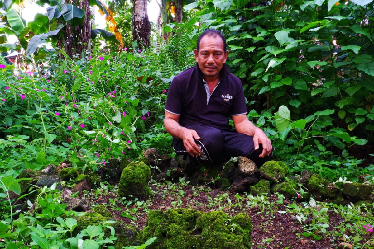 La Amin, warga Roko-Roko, di depan makam anaknya yang baru, setelah dipindahkan dari lahan sang kakek yang sudah jadi jalan perusahaan tambang. Foto: Eko Rusdianto/ Mongabay Indonesia