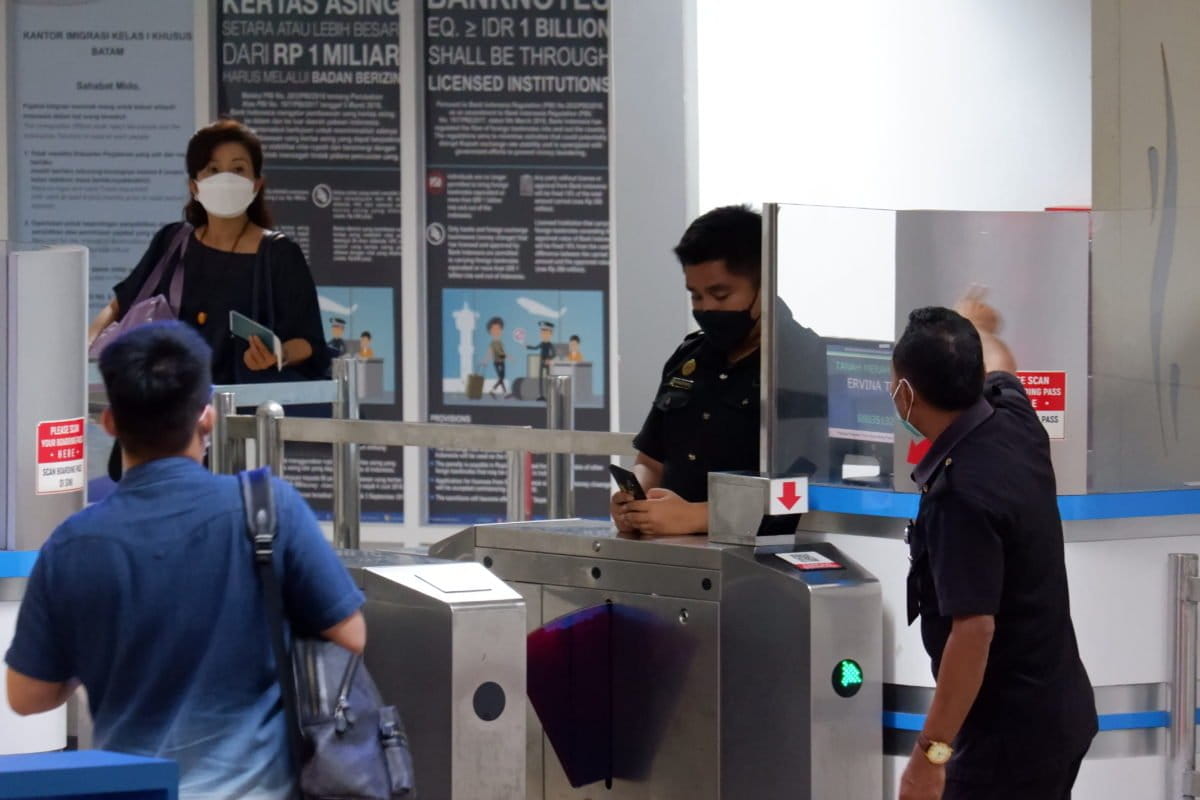 Pos lintas batas di pelabuhan Internasional Kota Batam, kepri. Foto: Yogi ES/ Mongabay Indonesia