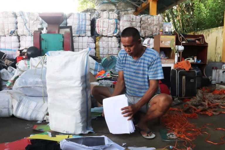 Surya Cono, Ketua Kelompok Swadaya Masyarakat (KSM) Selayar sejak 2020, memanfaatkan Tempat Pengelolaan Sampah Reuse, Reduce, dan Recycle (TPS3R) yang tak dikelola di Kota Gorontalo. Sampah-sampah dipilah, kemudian . Foto: Sarjan lahay/ Mongabay Indonesia