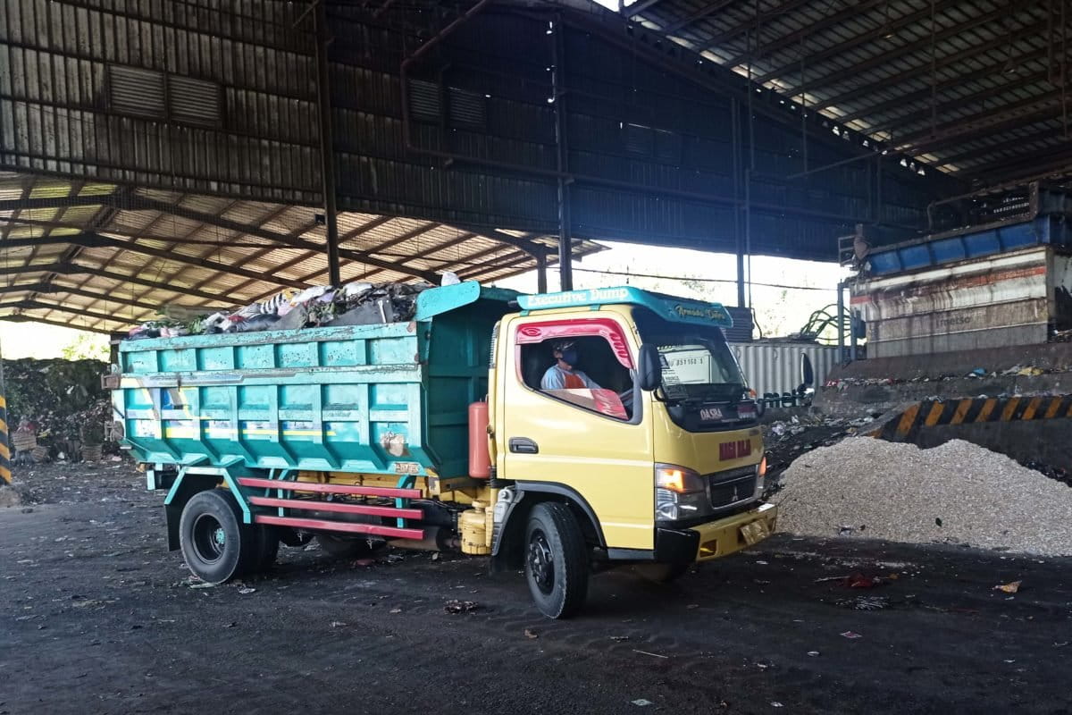 Sampah yang sudah dicacah dan dikeringkan siap angkut ke pembeli. Foto: Della Syahni/ Mongabay Indonesia