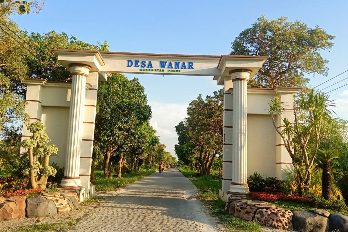 Pintu gerbang memasuki Desa Wanar, Lamongan. Foto: A. Asnawi/ Mongabay Indonesia