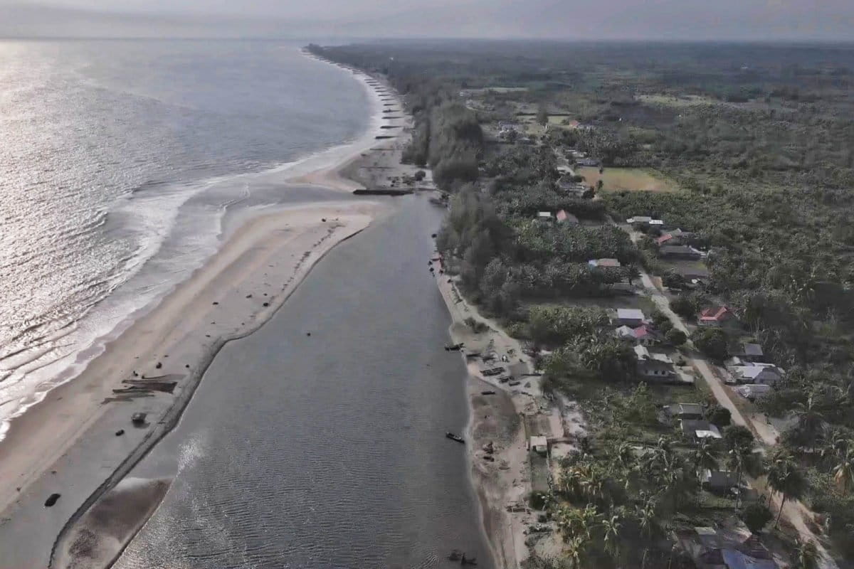 Pantai Sasak, Sumbar yang alami abrasi parah. Foto: Jaka HB/ Mongabay Indonesia
