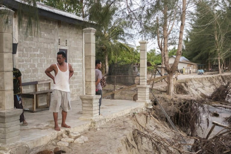 Tepat depan rumah Jon, sudah terkikis. Niatnya bikin kanopi pun urung. Foto: Jaka HB/ Mongabay Indonesia
