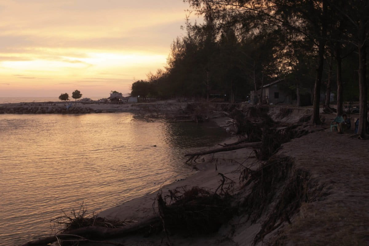 Pantai Sasak, depan rumah Ris, ters terkikis. Foto: Jaka HB/Mongabay Indonesia