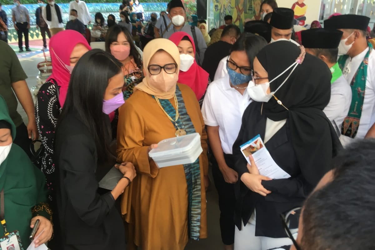 Kurangi sampah plastik, antara lain dengan belanja membawa kemasan atau wadah sendiri. Foto: Richardo H/ Mongabay Indonesia