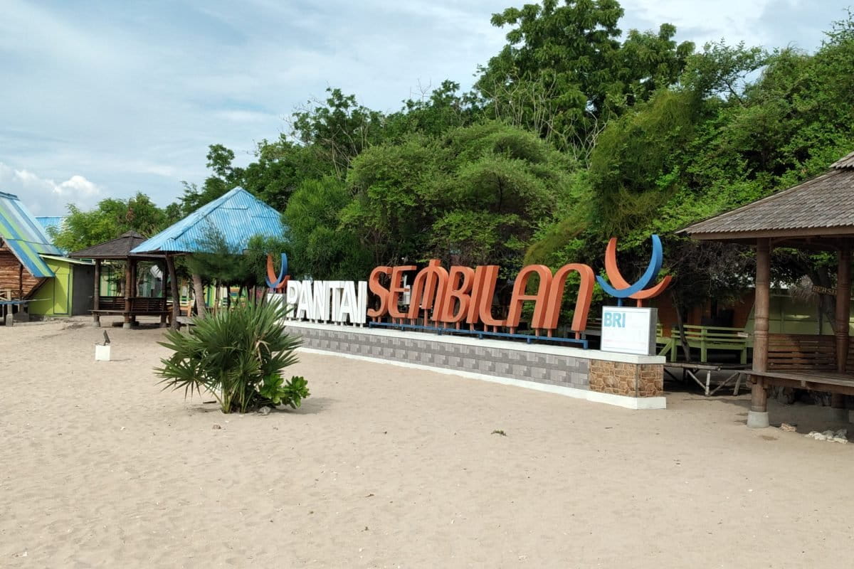 Pantai Pulau Sembilan. Salah satu obyek wisata di Madura, yang jadi tujuan penyu bertelur. Foto: Moch Tamimi/ Mongabay Indonesia