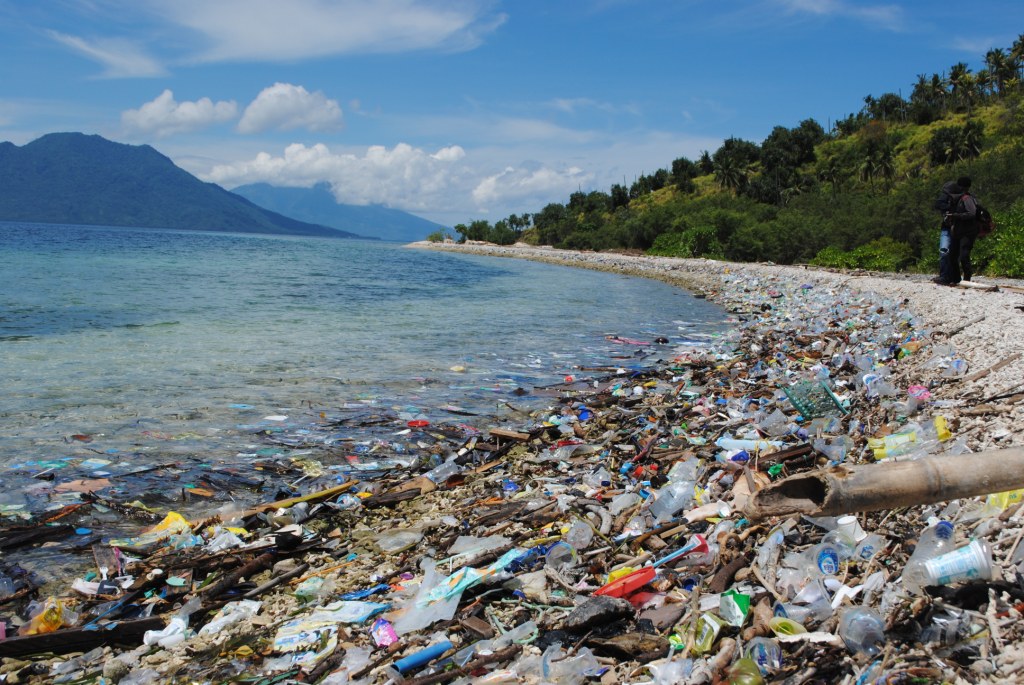 Sampah di tepian Pantai Pulau Mare menumpuk sungguh mengkhawatirkan. Foto: Mahmud Ichi/ Mongabay Indonesia