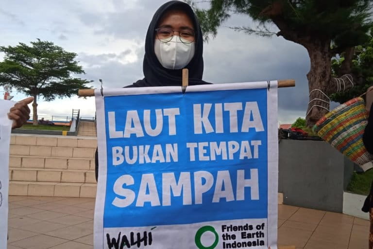 Sampah, salah satu masalah serius di perairan Maluku Utara. Foto: Mahmud Ichi/ Mongabay Indonesia