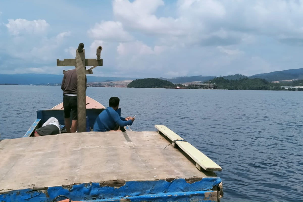 Nelayan tradisional di Halmahera Tengah yang kini mulai merasakan kesulitan kala ikan-ikan di perairan dekat pantai sulit dapat ikan, tak seperti dulu lagi. Foto: Christ Belseran/ Mongabay Indonesia