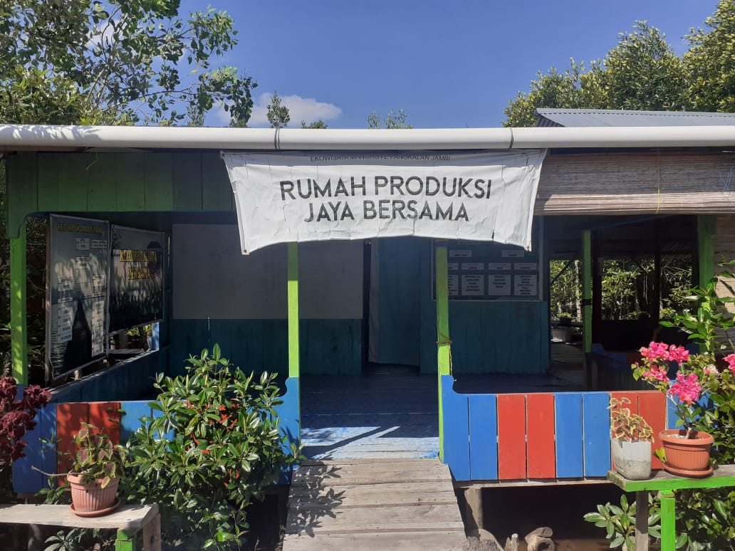 Rumah produksi, tempat para perempuan mengolah ikan jadi beragam pangan. Foto: Suryadi/ Mongabay Indonesia