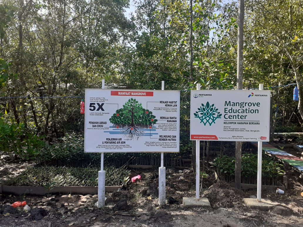 Papan informasi mengenai Mangrove Education Center (MEC). . Foto: Suryadi/ Mongabay Indonesia