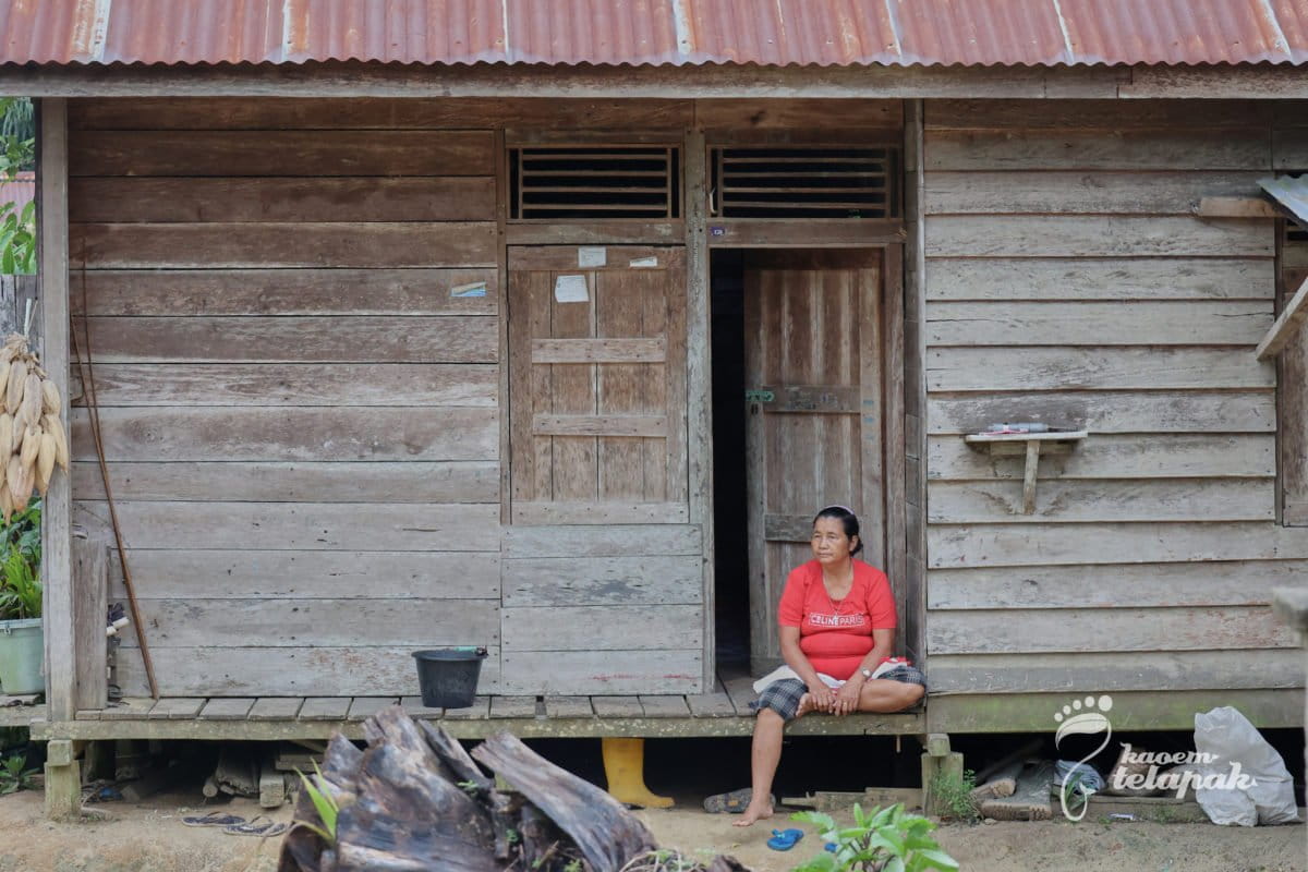 Warga Desa Setawar, mereka berkebun sawit. Untuk keperluan sehari-hari bertanam sawyur mayur juga berladang. Warga juga punya sekitar 400 hektar hutan adat. Foto: Kaoem Telapak