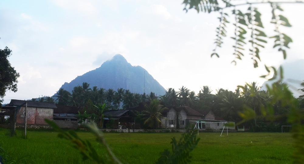 Lahan pertanian, pemukirman sampai kawasan lindung karst pun masuk dalam area konsesi tambang emas di Trenggalek. Berbagai kalangan masyarakat menolak, termasuk Bupati Trenggalek. Foto: A. Asnawi/ Mongabay Indonesia