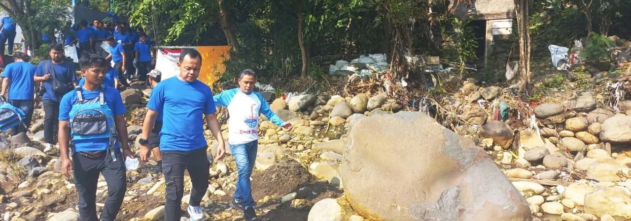 Wali Kota Bogor Bima Arya Sugiarto bersama Satgas Naturalisasi Sungai Ciliwung, memungut sampah d tepian Ciwung. Foto: Indra Nugraha/ Mongabay Indonessia