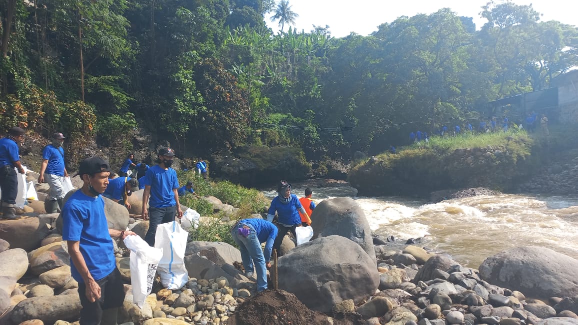Satgas Naturalisasi Sungai Ciliwung beraksi. Foto: Indra Nugraha/ Mongabay Indonesia