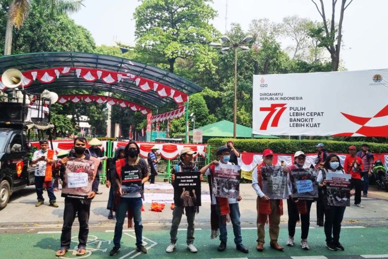 Masyarakat Dairi bersama organisasi masyarakat sipil pendamping antara lain Bakumsu, Jatam dan banyak lagi aksi di depan Kantor KLHK di Jakarta. Mereka mendesak pemerintah cabut izin tambang seng yang bakal mengancam kehidupan warga. Foto: Sapariah Saturi/ Mongabay Indonesia