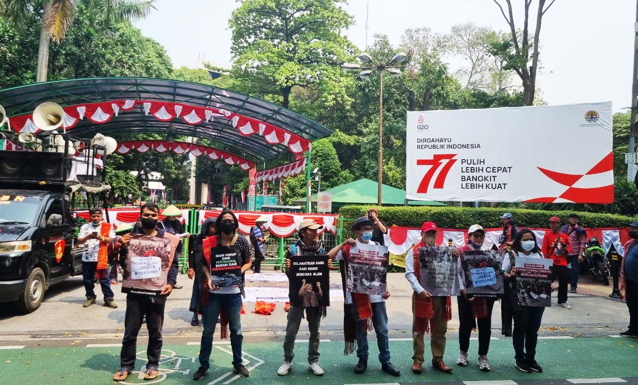 Masyarakat Dairi bersama organisasi masyarakat sipil pendamping antara lain Bakumsu, Jatam dan banyak lagi aksi di depan Kantor KLHK di Jakarta. Mereka mendesak pemerintah cabut izin tambang seng yang bakal mengancam kehidupan warga. Foto: Sapariah Saturi/ Mongabay Indonesia