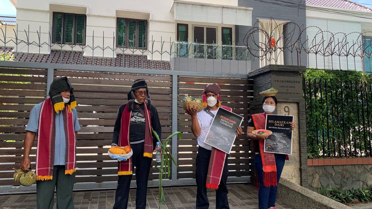 Tetua dari desa-desa sekitar tambang seng di Dairi aksi di depan Konjen Tiongkok di Medan, 24 Agustus 2022. Mereka membawa beragam hasil panen dari kebun. Foto: Ayat S Karokaro/ Mongabay Indonesia