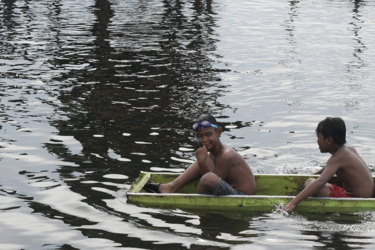 Anak-anak bermain di laut. Hidup masyarakat persisir Teluk Balikpapan, bergantung dari laut. Foto: Richaldo H/Mongabay Indonesia