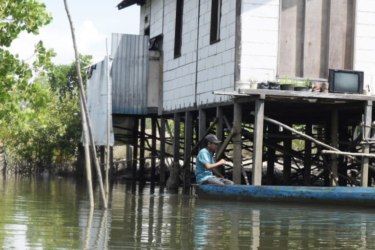 Nelayan Teluk Balikpapan, saat ini kondisi mereka sudah mulai terhimpit. Bagaimana kalau sebagian wilayah pesisir atau perairan akan terbangun saranan penunjang IKN Nusantara? Foto: Richaldo H/ Mongabay Indonesia