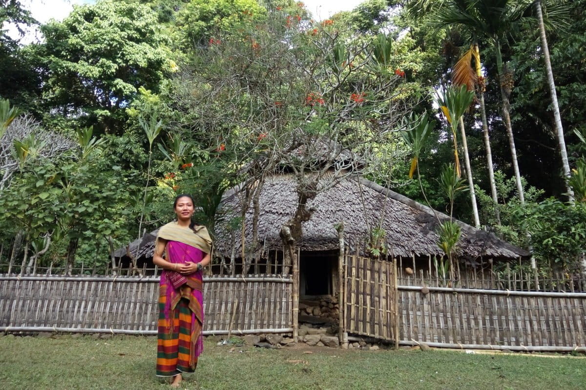 Mahniwati di depan mesjid kuno Semokan Ruak, Kecamatan Bayan saat mengikuti ritual Lebaran Adat. Foto: Mongabay Indonesia/Fathul Rakhman