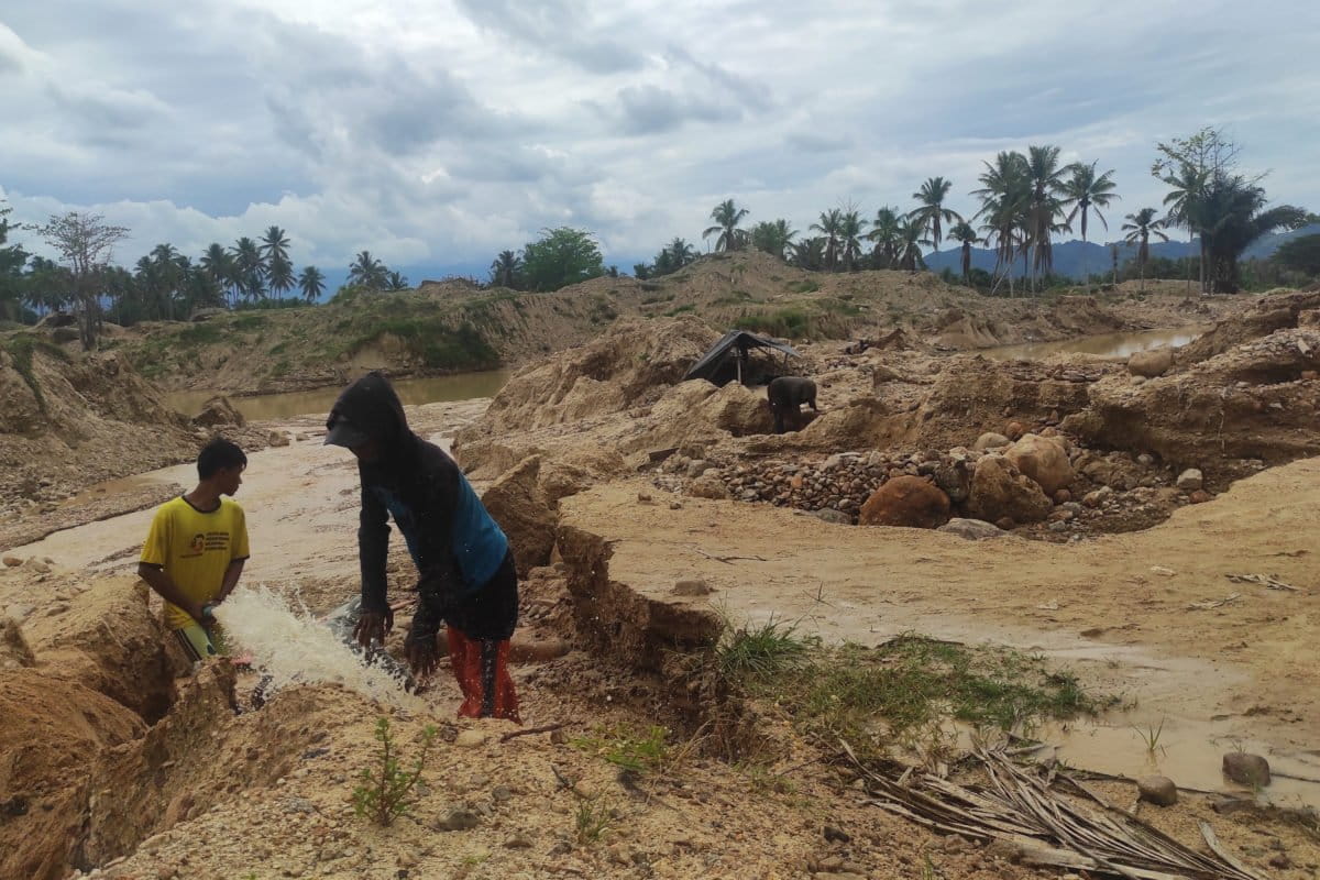 Tambang emas ilegal di di Desa Karya Baru, Kecamatan Dengilo, Kabupaten Pohuwato, Gorontalo, sudah merambah ke Gunung Langge, Cagar Alam Panua. Foto: Sarjan lahay/ Monagaby Indonesia