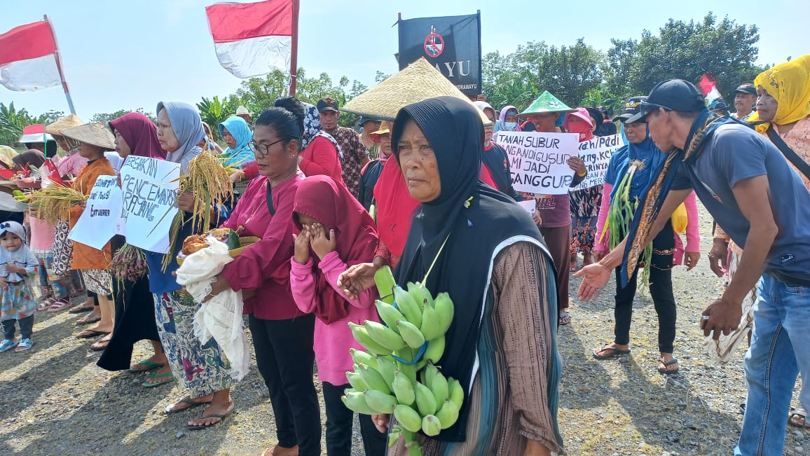 Warga Mekarsari, perempuan dan laki-laki semarak merayakan HUT Kemerdekaan RI, kontras dengan kondisi mereka yang hidup dana kekhawatiran di dekat PLTU batubara. Foto: Indra Nugraha/ Mongabay Indonesia