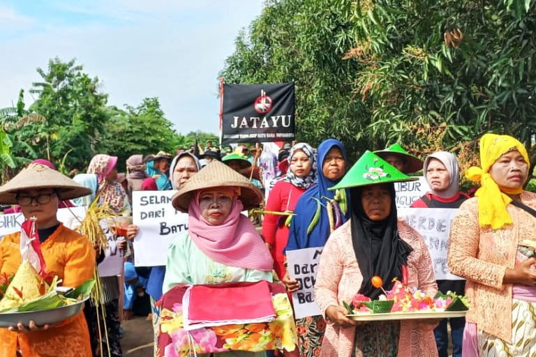 Perayaan HUT RI warga Mekarsari, Indramayu dengan membawa hasil panen dan tumpeng. Foto: Indra Nugraha/ Mongabay Indonesia
