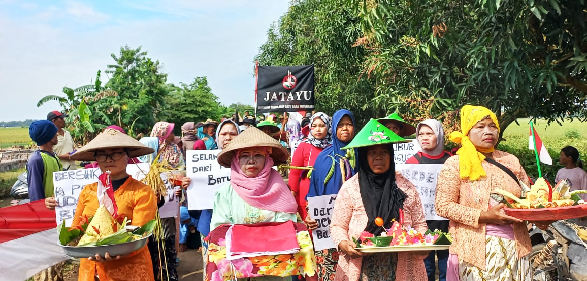Perayaan HUT RI warga Mekarsari, Indramayu dengan membawa hasil panen dan tumpeng. Foto: Indra Nugraha/ Mongabay Indonesia