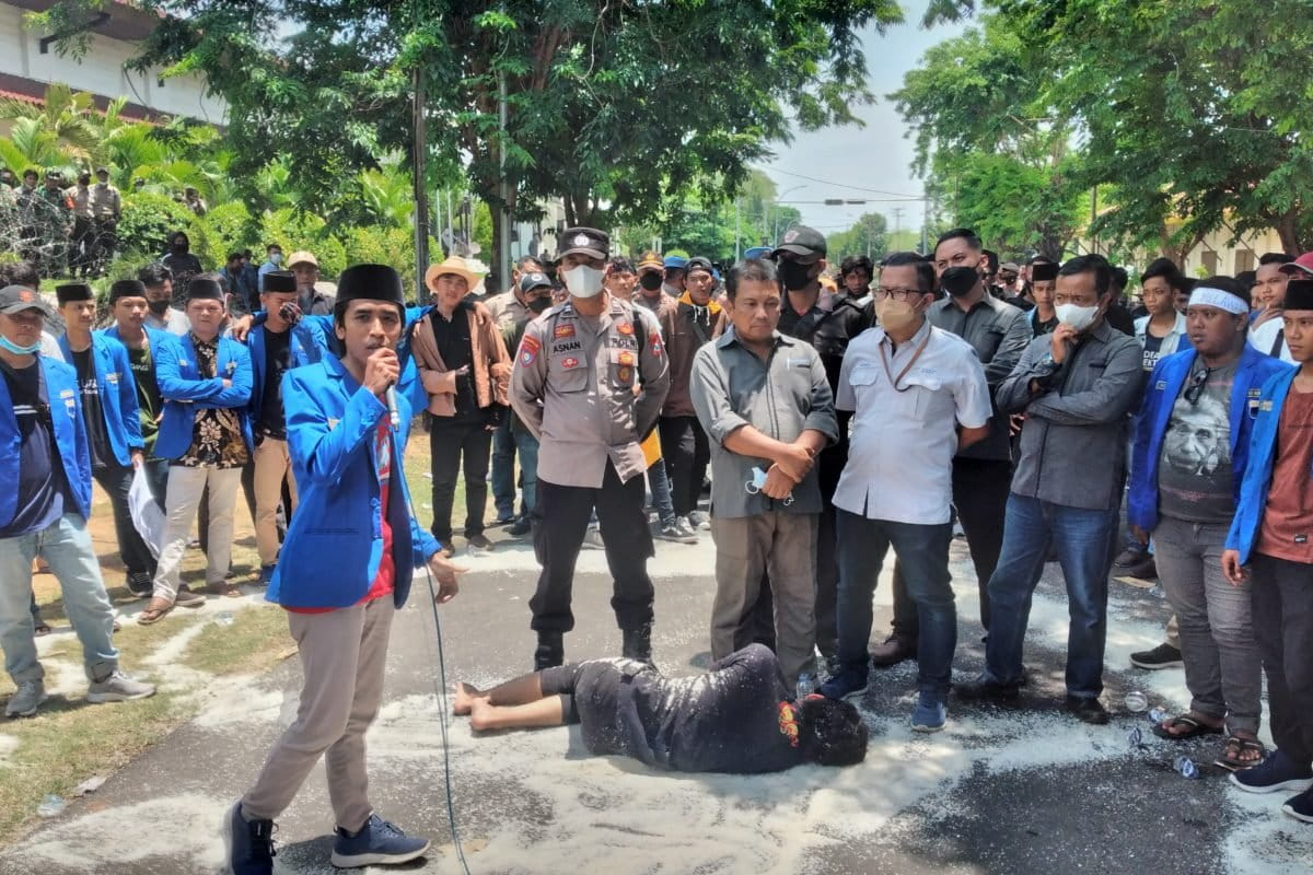 Demo mahasiswa November 2021 karena harga garam anjlok. Foto: Moh Tamimi/ Mongabay Indonesia