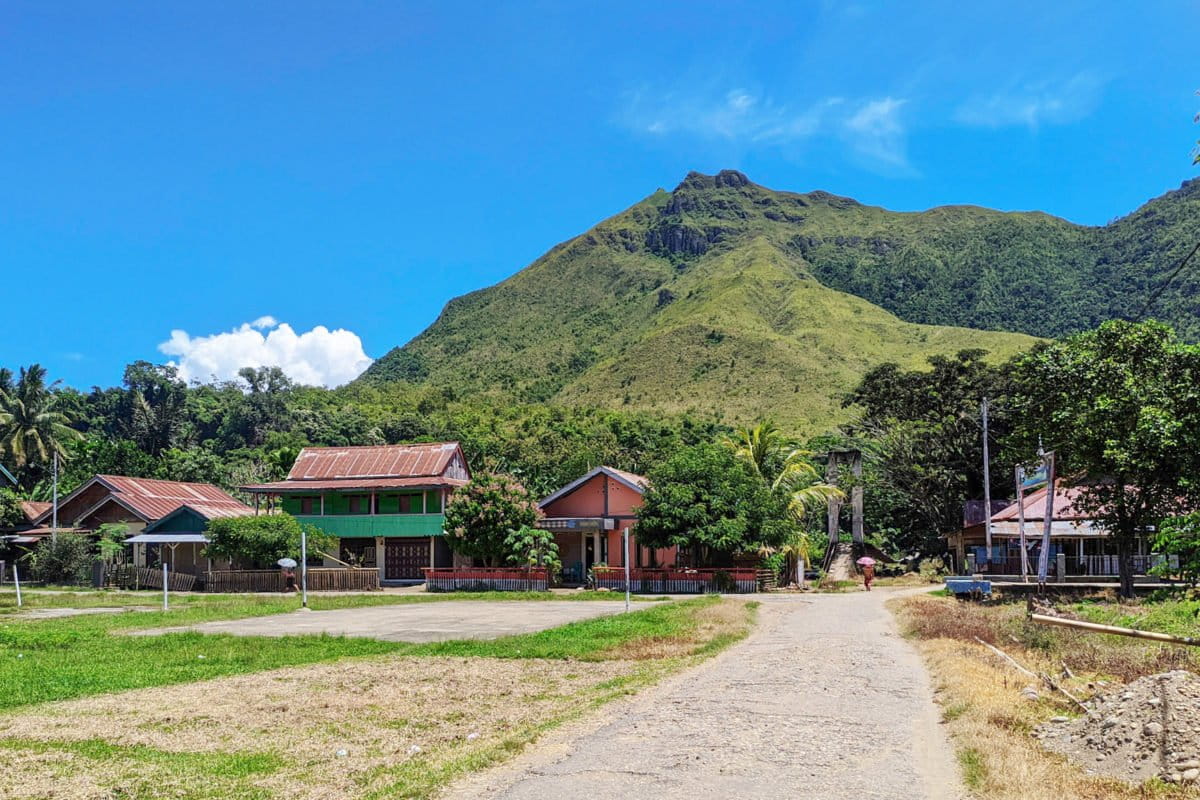 Pemukiman warga di sekitar Sungai Karama. Foto: Agus Mawan/ Mongabay Indonesia