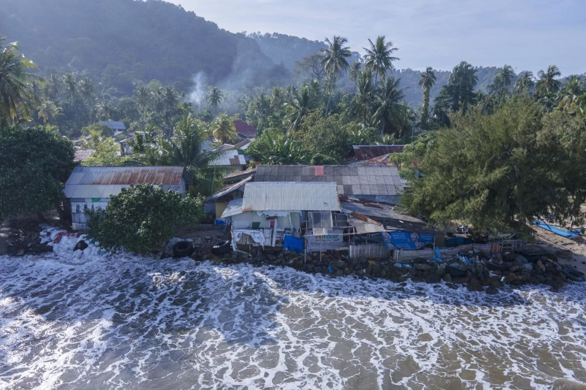 Rumah Edi di Pantai Air Manis, yang dihempas ombak tiap malam. Foto: Jaka Hendra Baitiri/ Mongabay Indonesia