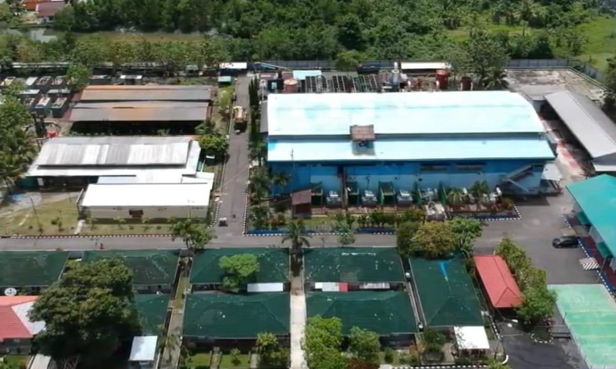 PLTD yang berada di pesisir Poka, Ambon. Foto: Christ Belseran/ Mongabay Indonesia