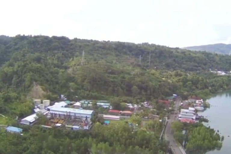 Suasana pesisir Pantai Poka, Ambon. Foto: Christ Belseran/ Mongabay Indonesia