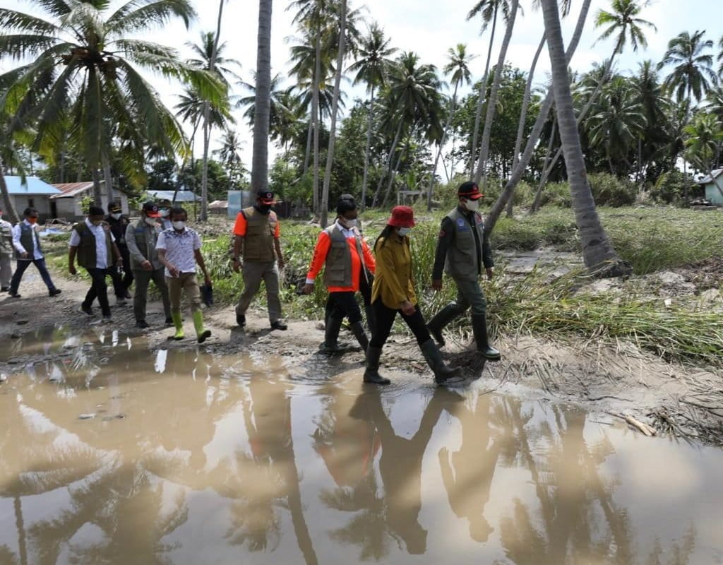 Rombongan BNPB bersama pemerintah daerah memantau banjir bandang di Parigi Moutong, akhir Juli lalu. Foto: BNPB
