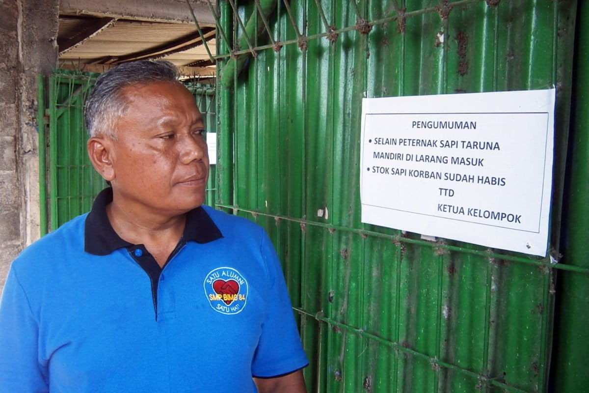 Minto Hartono, Ketua Kelompok Peternak Taruna Mandiri di depan pintu pagar kandang komunal di Ngemplak, Sleman. Foto: Nuswantoro/ Mongabay Indonesia