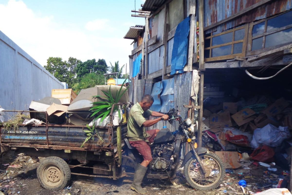 Sepeda motor roda tiga ini yang menemani Danori, setiap hari berkeliling Merauke, mencari sampah. Foto: Agapitus Batbual/ Mongabay Indonesia