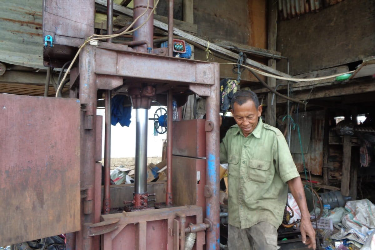 Danori bersama mesin pemproses sampahnya. Foto: Agapitus Batbual/ Mongabay Indonesia