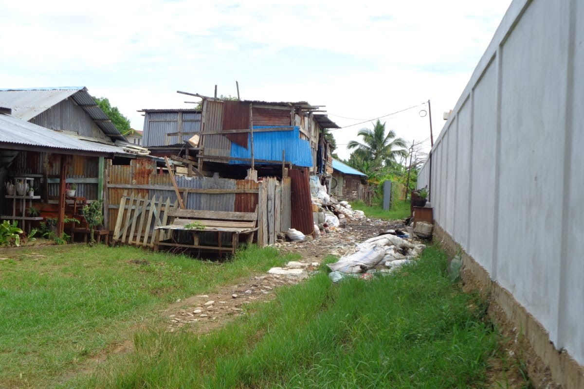 Rumah tinggal sekaligus bengkel sampah Danori di Kota Merauke, Papua. Foto: Aga[itus Batbual/ Mongabay Indonesia