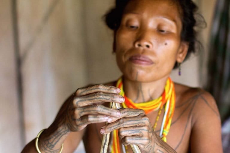Perempuan Mentawai. Foto: Samantha Lee/ Mongabay Indonesia