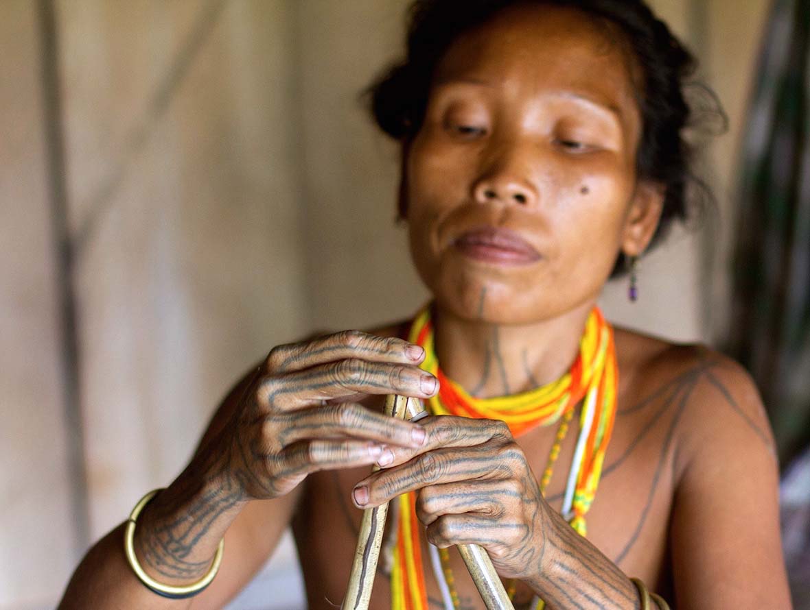 Perempuan Mentawai. Foto: Samantha Lee/ Mongabay Indonesia