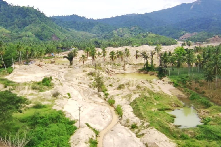 Lahan yang dulunya berhutan, kini terkikis jadi tambang emas. Foto: Sarjan Lahay/ Mongabay Indonesia