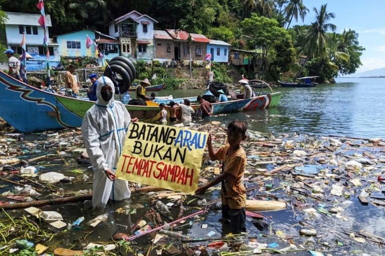 Sungai Batang Arau yang tercemar sampah plastik khususnya sampah rumah tangga. Foto: Vinolia/Mongabay Indonesia