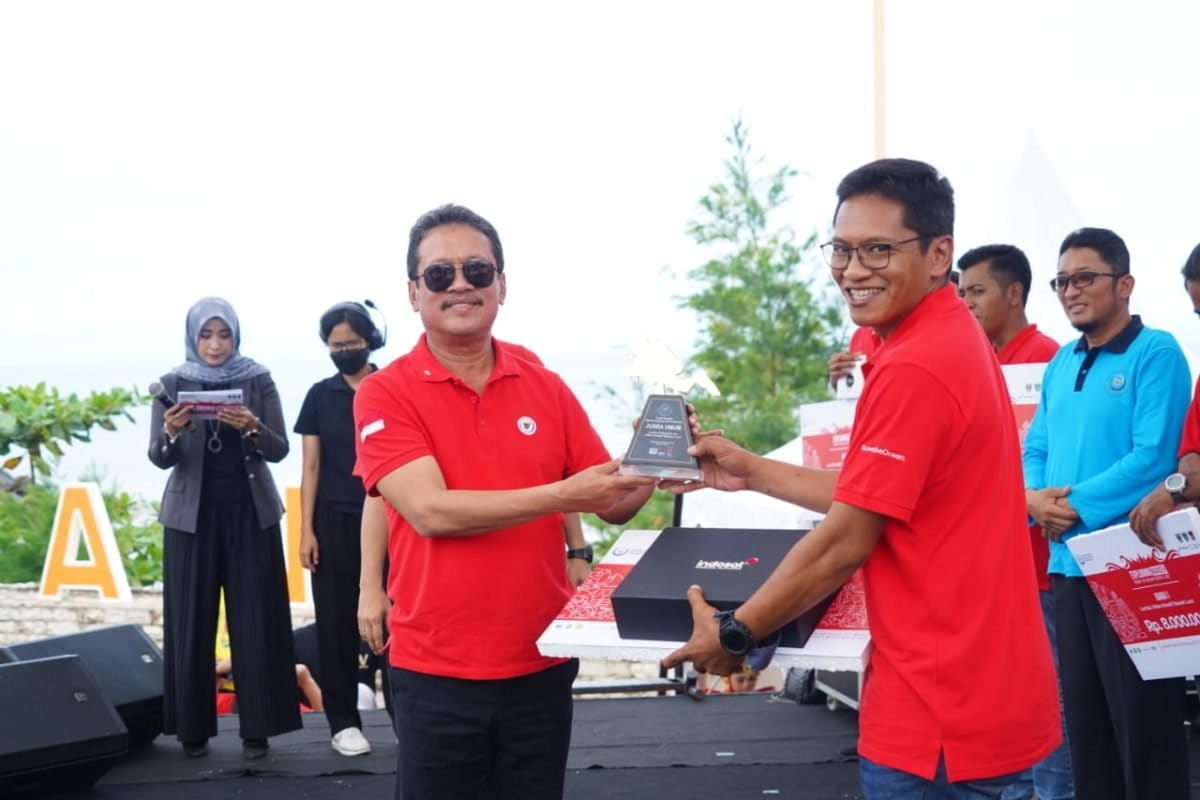 Menteri KKP 1: Menteri Kelautan dan Perikanan, Sakti Wahyu Trenggono saat mencanangkan gerakan Bulan Cinta Laut di kota Padang akhir agustus lalu. Foto Vinolia/ Mongabay Indonesia