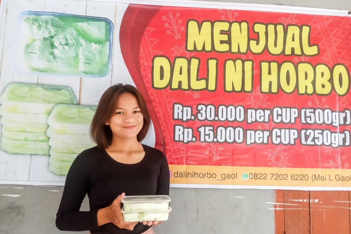 Mei Lumbangaol, perajin dali ni horbo. Foto: Barita News Lumbanbatu/ Mongabay Indonesia
