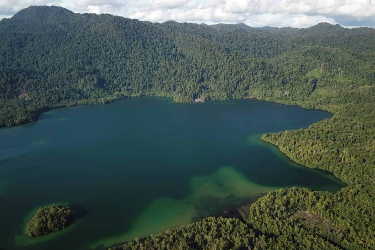 Telaga Legaelol berair jernih, sebelum terganggu cemaran dari nikel mentah. Foto: SEKA