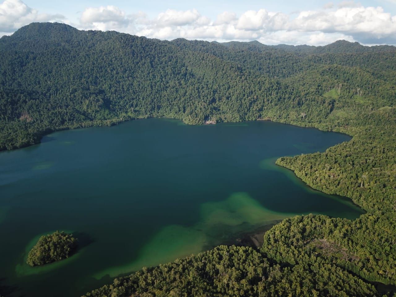 Telaga Legaelol berair jernih, sebelum terganggu cemaran dari nikel mentah. Foto: SEKA