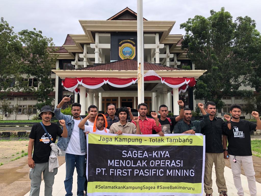 Aksi pemuda Sagea, memprotes perusahaan tambang nikel di kampung mereka. Foto: dokumen Koalisi SEKA